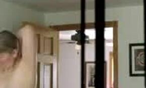 Vau! Amaterska plavuša MILF pokazuje sise na skrivenoj kameri!