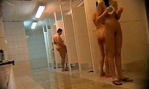 Nackte schlanke Teen 18+s sieht unglaublich heiß aus in Voyeur-Duschaufnahme