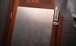 Zboczona laska błyska ogoloną cipą sikiąc w publicznej toalecie