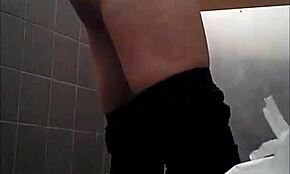 Wow! Nahaufnahme Voyeur-Video von einer Tussi, die auf Toilette pisst!