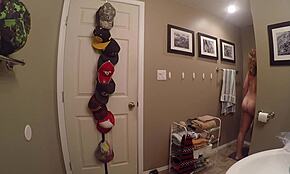 Krøllete blondine stripper naken ved hatten sin dør, fanget på skjult kamera