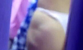 Loira bronzeada pega olhando gostosa em câmera escondida no provador