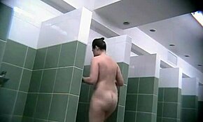 Donkerharige schoonheid doucht naakt op verborgen camera