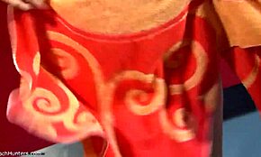 Vau! Pogledaj ovu dlakavu pičku curu kako pokazuje svoju pičku izbliza!