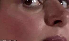 Osupljiva blondinka najstnica 18+ pozira gola na prostem, vžiga divjo željo