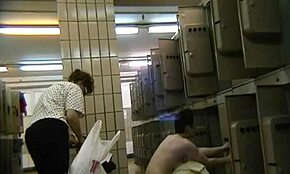 Das verrückte kinky versteckte Kamera-Footage mit der dunkelhaarigen Frau, ganz nackt und voyeuristisch.