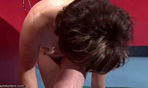 Moden brunett amatør stripper fra bikini til naken i badets garderobe