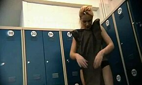 dwie dziewczyny zmieniają ubrania w szatni, nieświadome ukrytej kamery