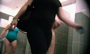 Blondi MILF riisuutuu alasti kylpyhuoneessa, näyttää kuuman perseen piilokameralla