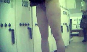 Wow! Denne modne dama elsker å vise fitta si i solo striptease!