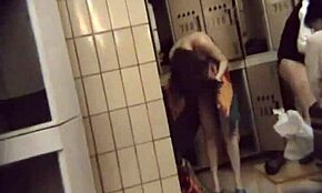 בחורות צעירות 18+ מתפשטות בחדר הלבשה, נראות חמות כל כך