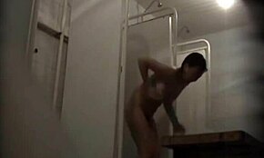 Ciemnowłosa laska pod prysznicem, ukryta kamera voyeur