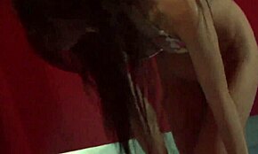 Underbar brunett i minimal bikini visar het kropp på dold kamera