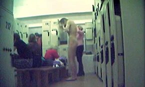 Gole babe se opuštaju u svlačionici 😌