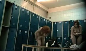 Kızıl Saçlı Amatör MILF Soyunma Odasında Şaşırtıcı Sıcak Vücudunu Gösterir 😍