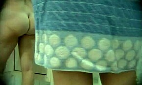 Knackarsch-Schlampe nackt bei versteckter Dusch-Kamera erwischt