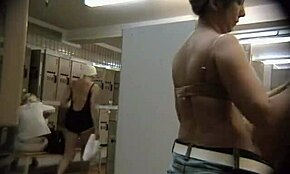 هاوية غير أنيقة تخلع ملابسها عارية في غرفة الملابس مسجلة بالكاميرا