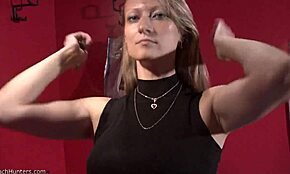 Duże cycki laska rozbiera się nago w ukrytej łazience, filmik voyeur