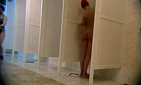 Гледај ову мршаву лепотицу како флешује сочну пичку на скривеној камери!