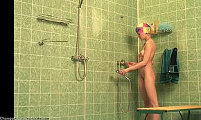 Štíhla priateľka sa vášnivo sprchuje na kamere, odhaľuje svoju mokrú chlpatú postavu a malé prsia.