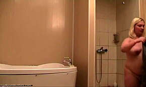 Hej, pogledaj ovu plavušu kako se dodiruje u tušu!