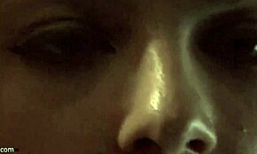 Podívej, tahle štíhlá blondýna v černém prádle!