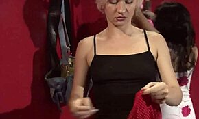 Dessa söta flickvänner klär av sig på gömd kamera, visar upp sina kroppar för voyeuren