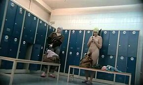 Wow, diese sexy Amateure ziehen sich nackt aus und zeigen heiße Körper auf versteckter Kamera! 😍