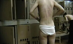 Vireä brunette mummokalsareissa paljastaa persensä ja tissinsä salaa