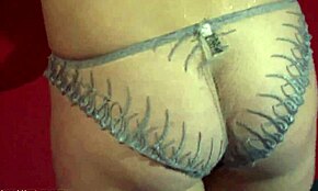 Μελαχρινή butterface δείχνει την γυμνή πουτσάρα σε κοντινή κρυφή κάμερα