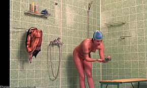 hei, vil du se denne slanke skjønnheten våt i dusjen?