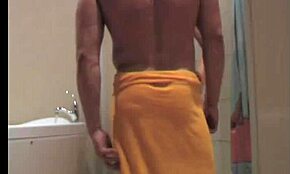 Benige amateur doet striptease in douche voor verborgen camera