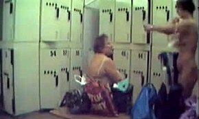 Prelepe tinejdžerke 18+ uhvaćene kako se tuširaju nage na skrivenoj špijunskoj kameri