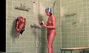 Beauté mince douche avec petit cul ferme en exposition