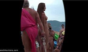 Sötét hajú csaj teljesen szereti meztelen lenni a reflektorfényben a strandon! 😍