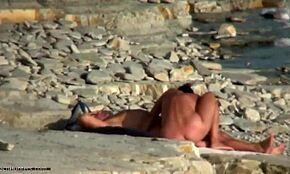 Morena Insanamente Sexy Pillada en Cam Oculta en Playa Nudista