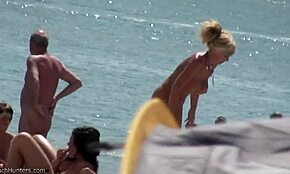 Storslået nøgen blondine slentrer og slapper af på skjult strand cam