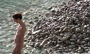 Voyeur elkapja az amatőr nudista sovány tiniket a strandon