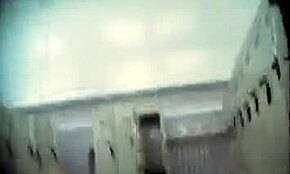 Si perempuan berambut gelap dedah badan menakjubkan di cam tersembunyi