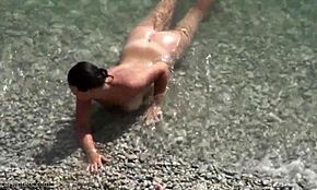 Загорела брюнетка милф гола на нудистки плаж