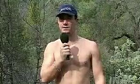 kokoelma alasti ihmisiä ponnahtamassa uutisklippeihin