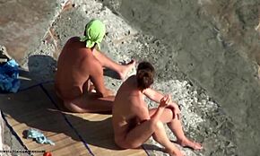 Hé beauté, pourquoi exhiber ton corps comme ça sur la plage ?