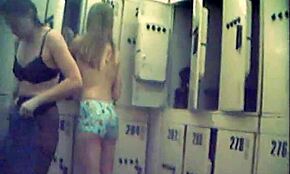 Kæreste i farverige trusser poser topløs i skjult kamera-klip