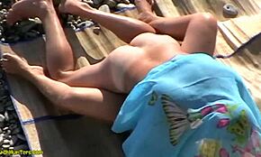 Záludný plážový sex od perverzních amatérek chycený na skryté kameře při tvrdém šukání