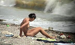 J'ai surpris cette nana brune marchant nue sur la cam de plage cachée