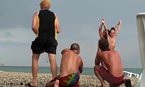 Nudistické teen 18+ kamarádky chycené na skryté kameře líbající se na pláži při focení