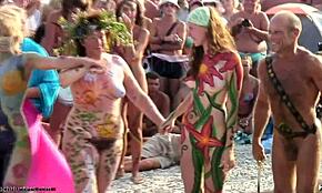 Русские подружки раздеваются догола с парнем, похожим на Иисуса, на пляже