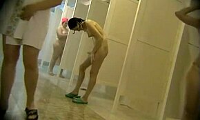 Morena delgada duchándose en HD se ve increíblemente sexy sin darse cuenta