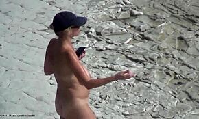 Wow! Nøgen blond praler med flotte bryster på skjult strandkamera