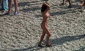 Szőke hajú csaj elkapva meztelen táncban rejtett strandkamerán.